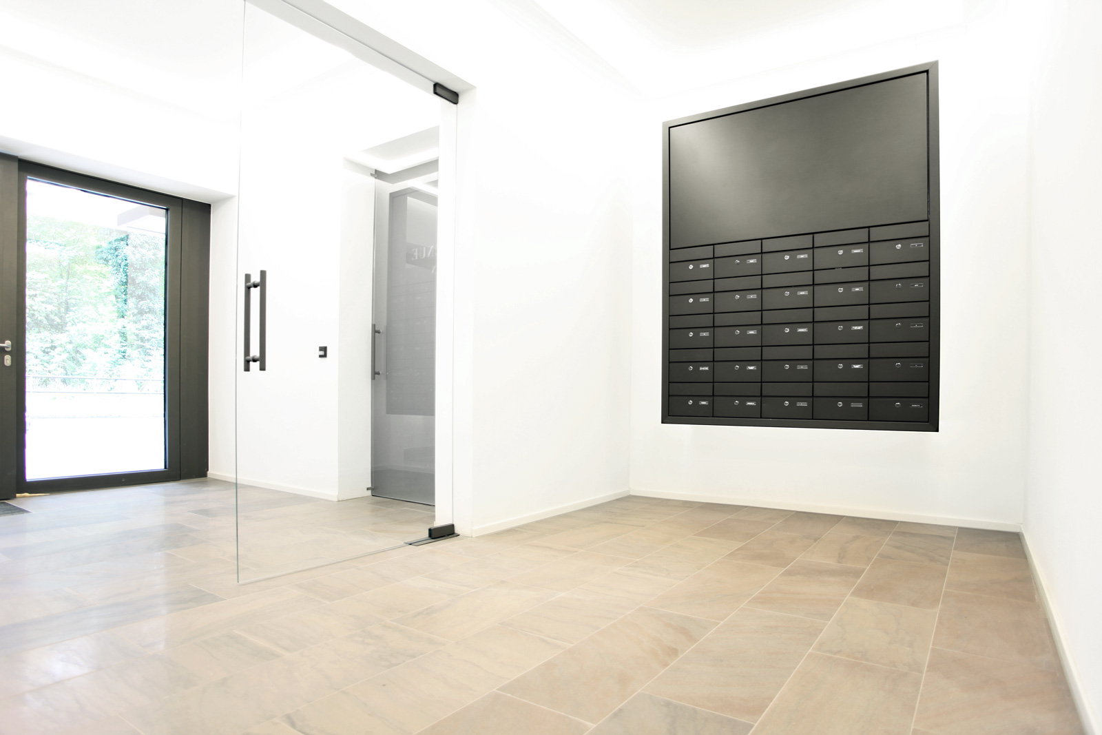 Moderne Briefkastenanlage im Eingangsbereich